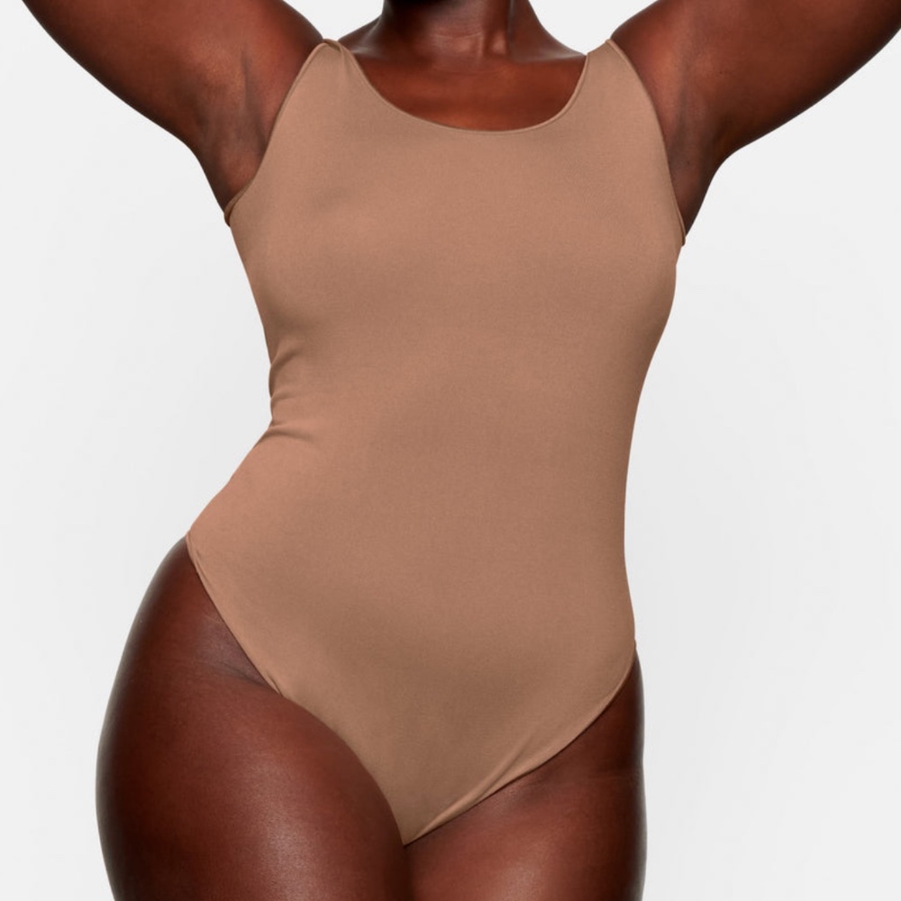 NEW SMALL / MEDIUM ESSENTIAL SCOOP NECK BODYSUIT SIENNA